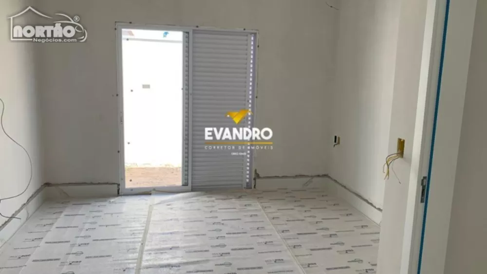 Casa à venda com 3 quartos, 250m² - Foto 2