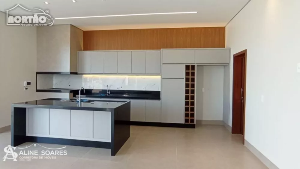 Casa à venda com 4 quartos, 215m² - Foto 2