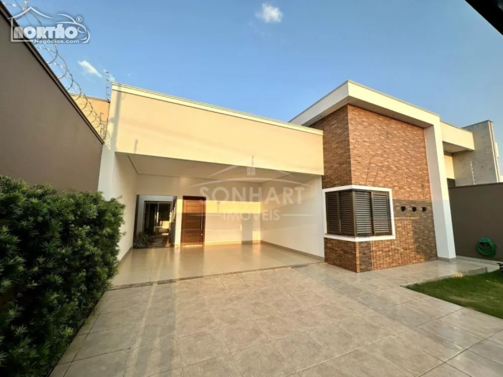 Casa à venda com 3 quartos, 184m² - Foto 1