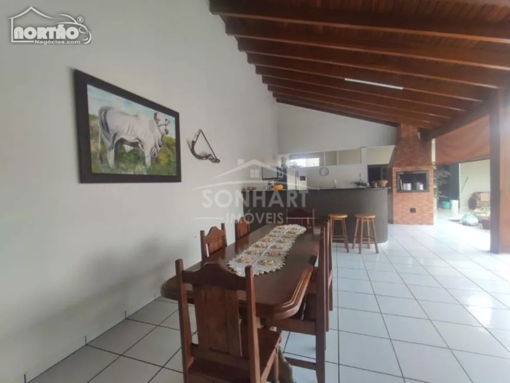 Casa, 4 quartos, 228 m² - Foto 2