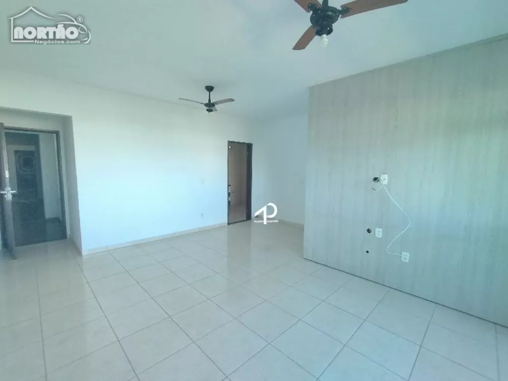 Casa à venda com 3 quartos, 118m² - Foto 2