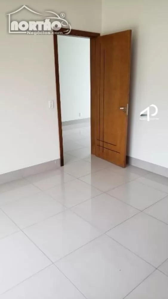 Casa à venda com 4 quartos, 258m² - Foto 2