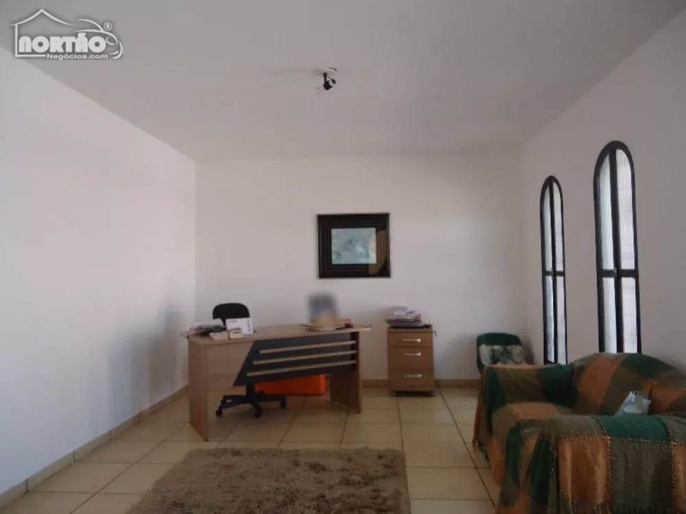 Casa à venda com 3 quartos, 332m² - Foto 2