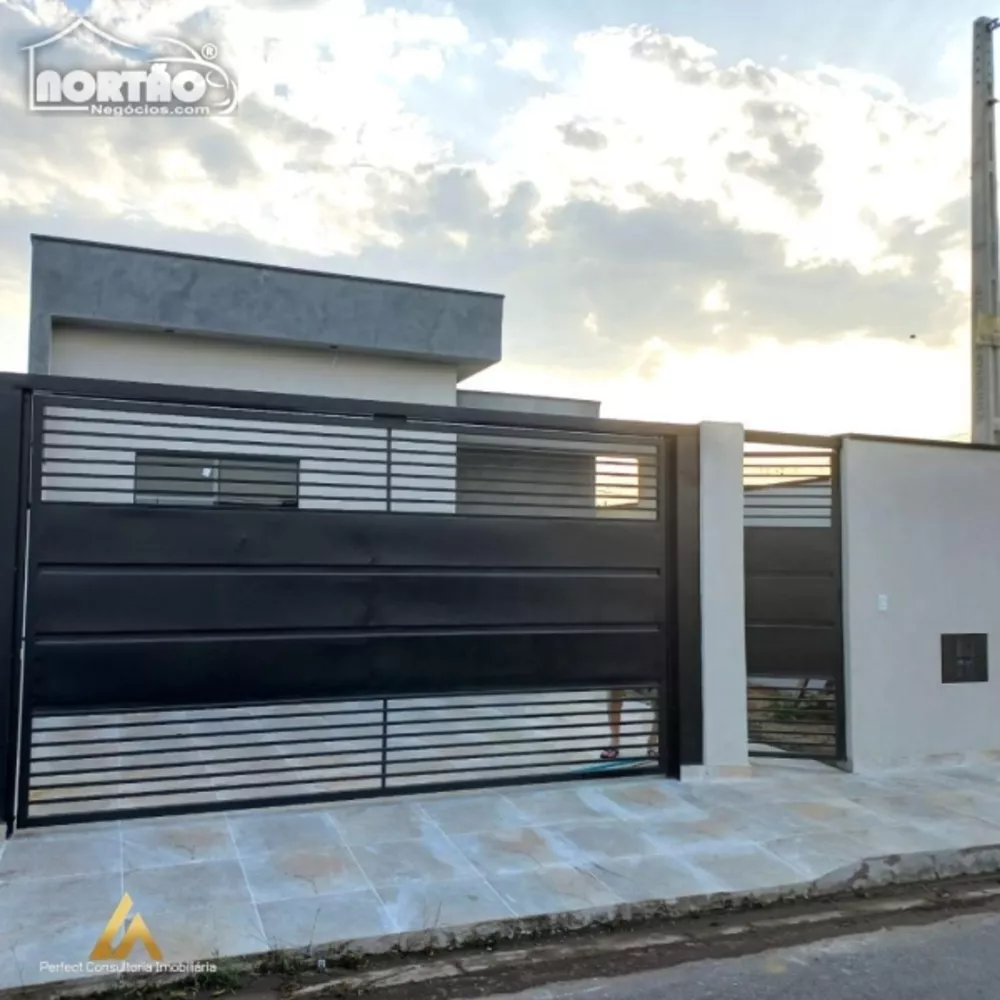 Casa à venda com 4 quartos, 95m² - Foto 1