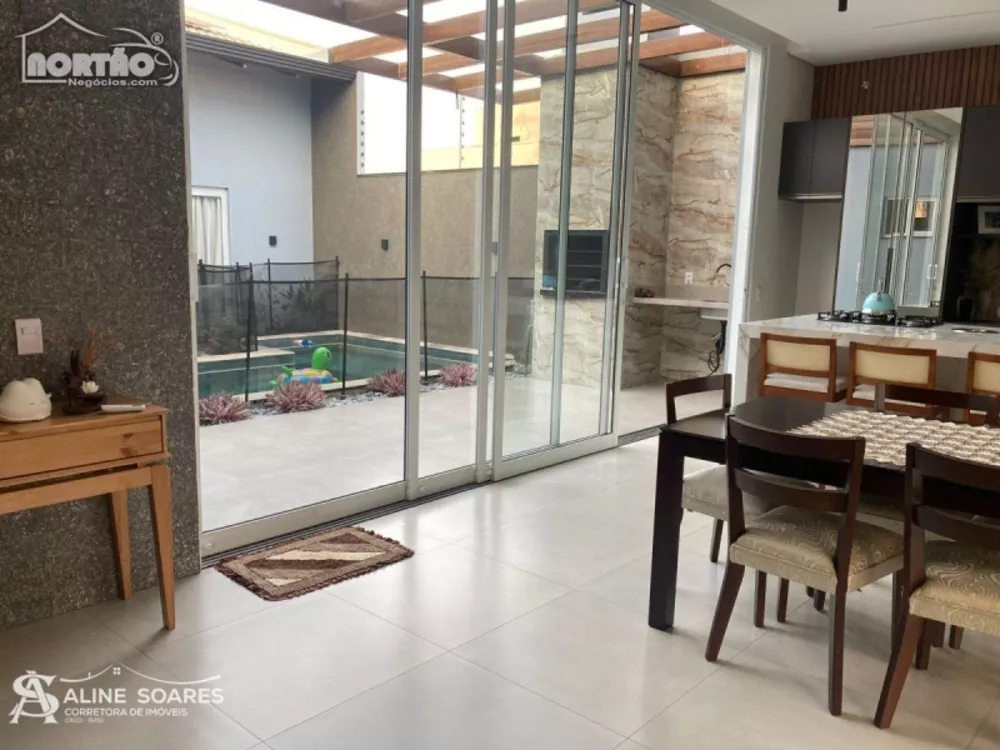 Casa à venda com 4 quartos, 204m² - Foto 2