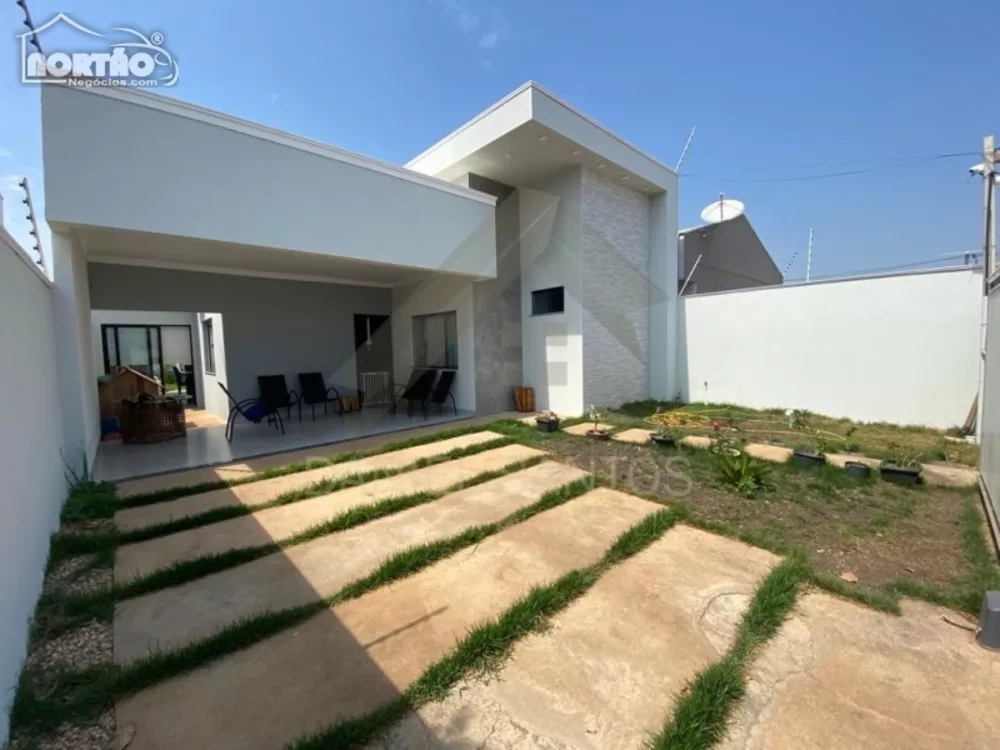 Casa à venda com 3 quartos, 116m² - Foto 1