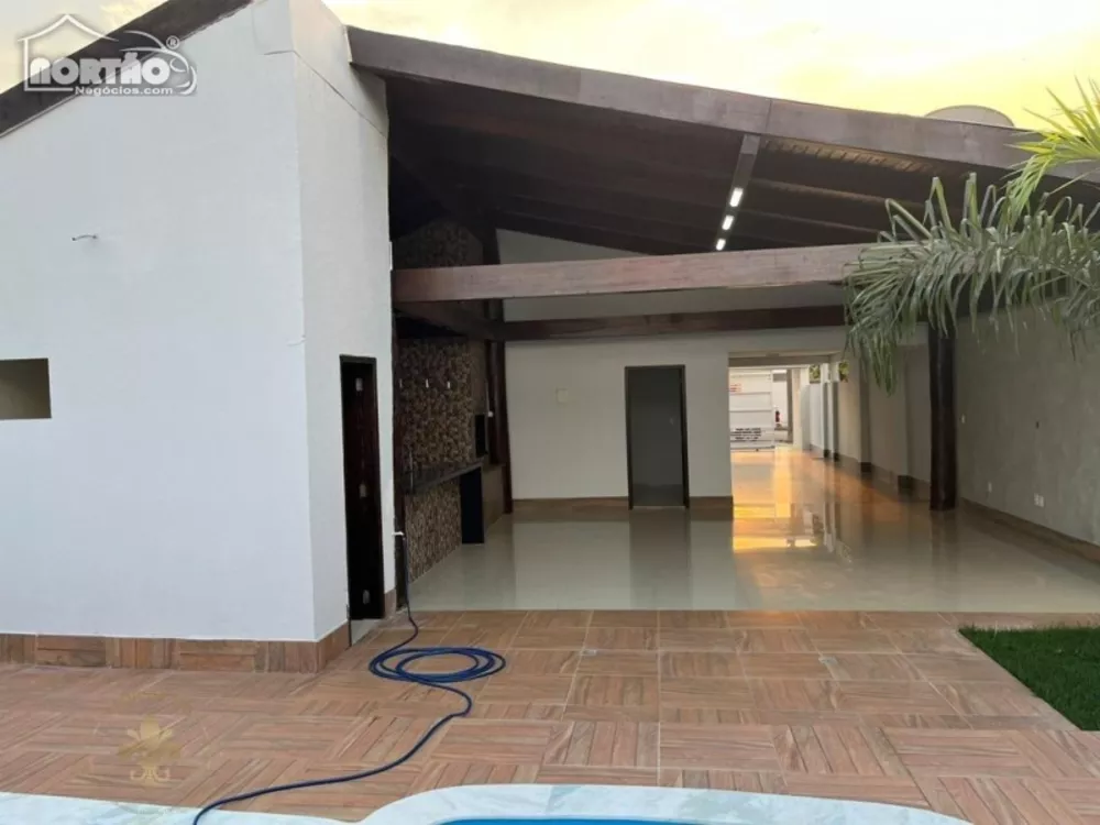 Casa à venda com 2 quartos, 200m² - Foto 1