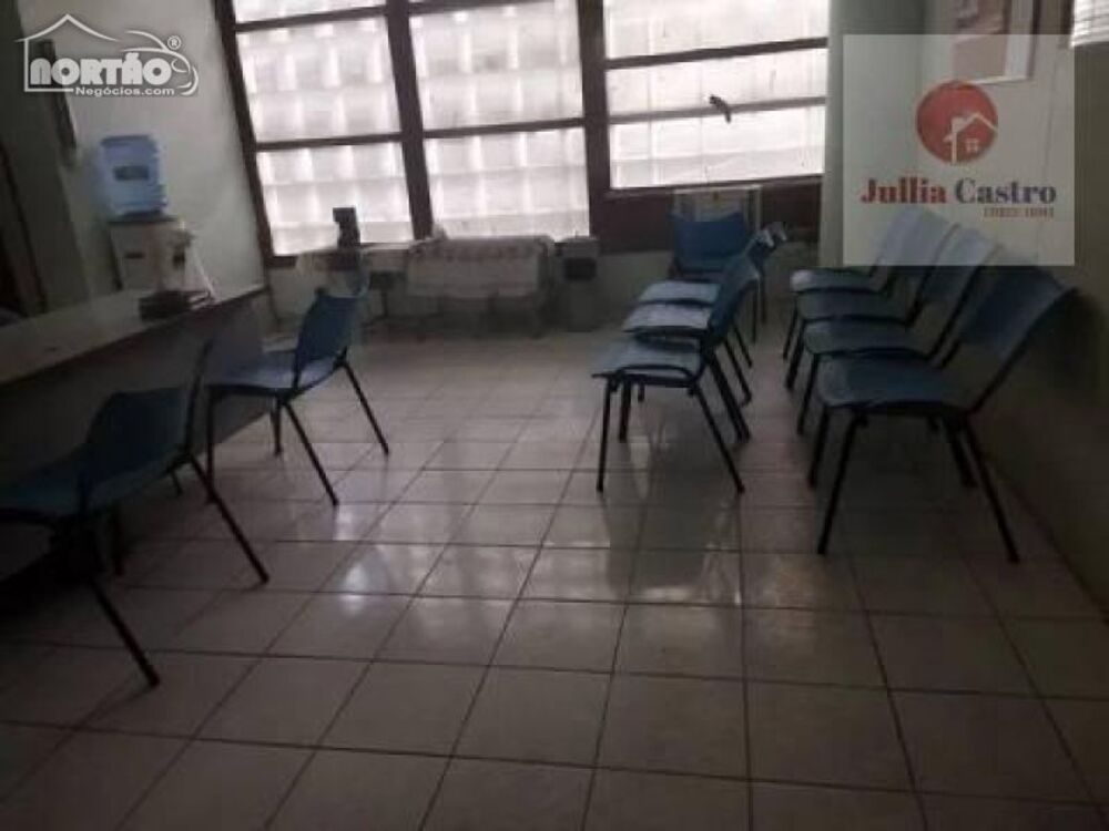 Casa à venda com 9 quartos, 460m² - Foto 2