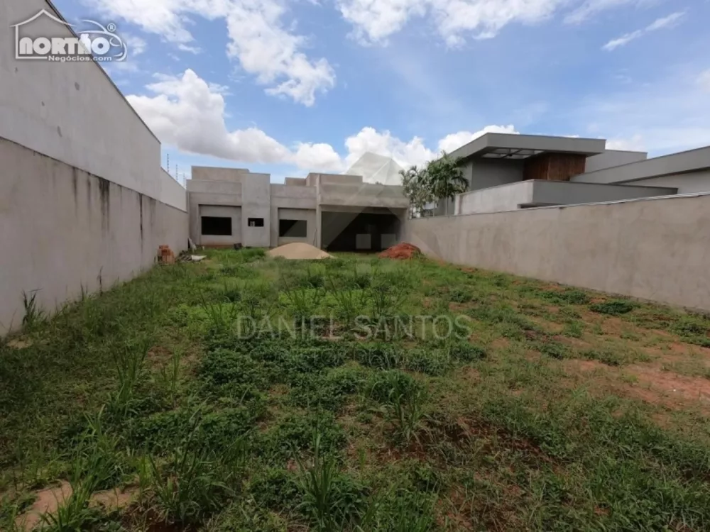 Casa à venda com 3 quartos, 210m² - Foto 1