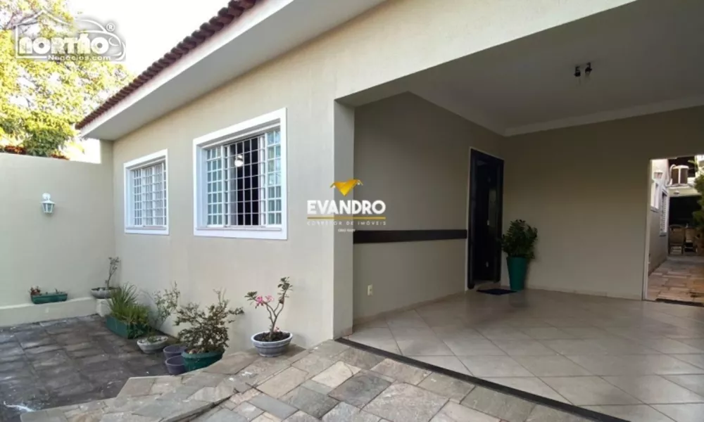 Casa à venda com 4 quartos, 206m² - Foto 1