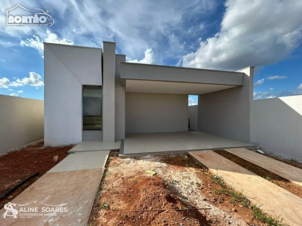 Casa à venda com 3 quartos, 77m² - Foto 1