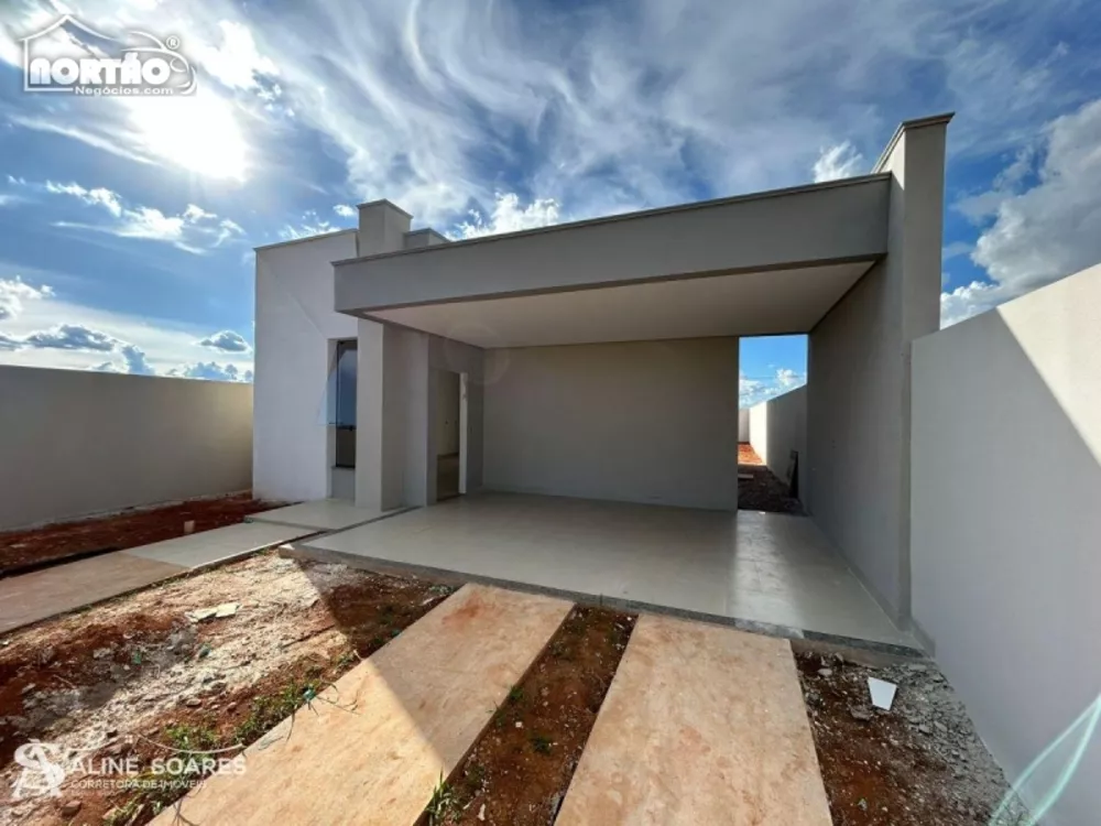 Casa à venda com 3 quartos, 77m² - Foto 2