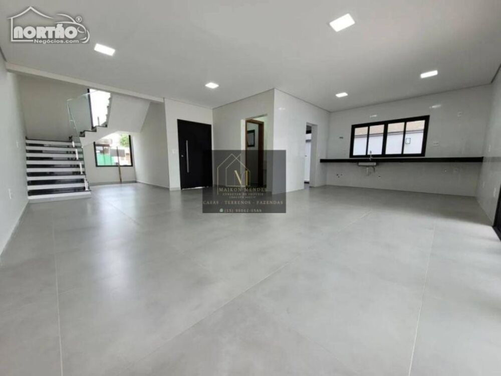 Casa à venda com 3 quartos, 218m² - Foto 2