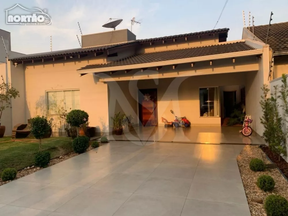 Casa à venda com 3 quartos, 239m² - Foto 1