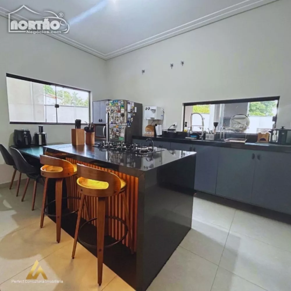 Casa à venda com 4 quartos, 228m² - Foto 2