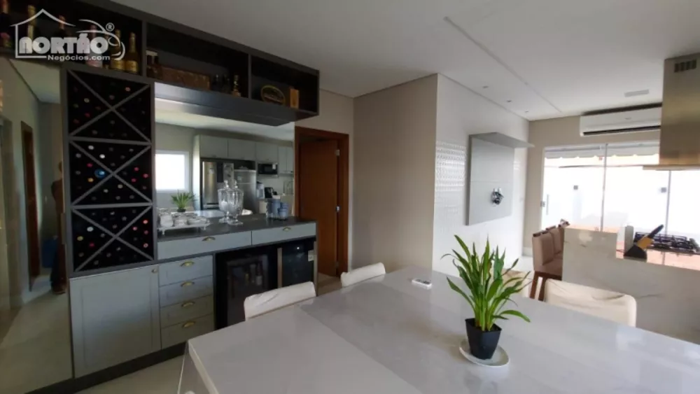 Casa à venda com 3 quartos, 176m² - Foto 1