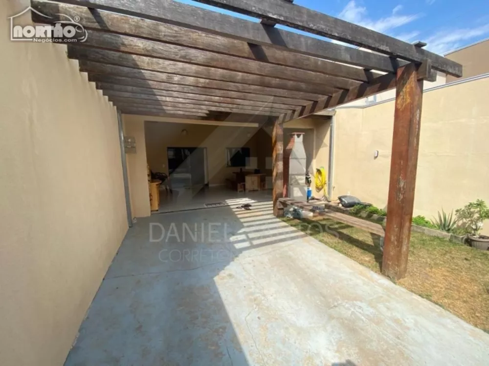 Casa à venda com 2 quartos, 120m² - Foto 1