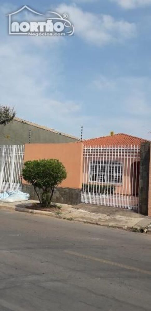 Casa à venda com 3 quartos, 441m² - Foto 1