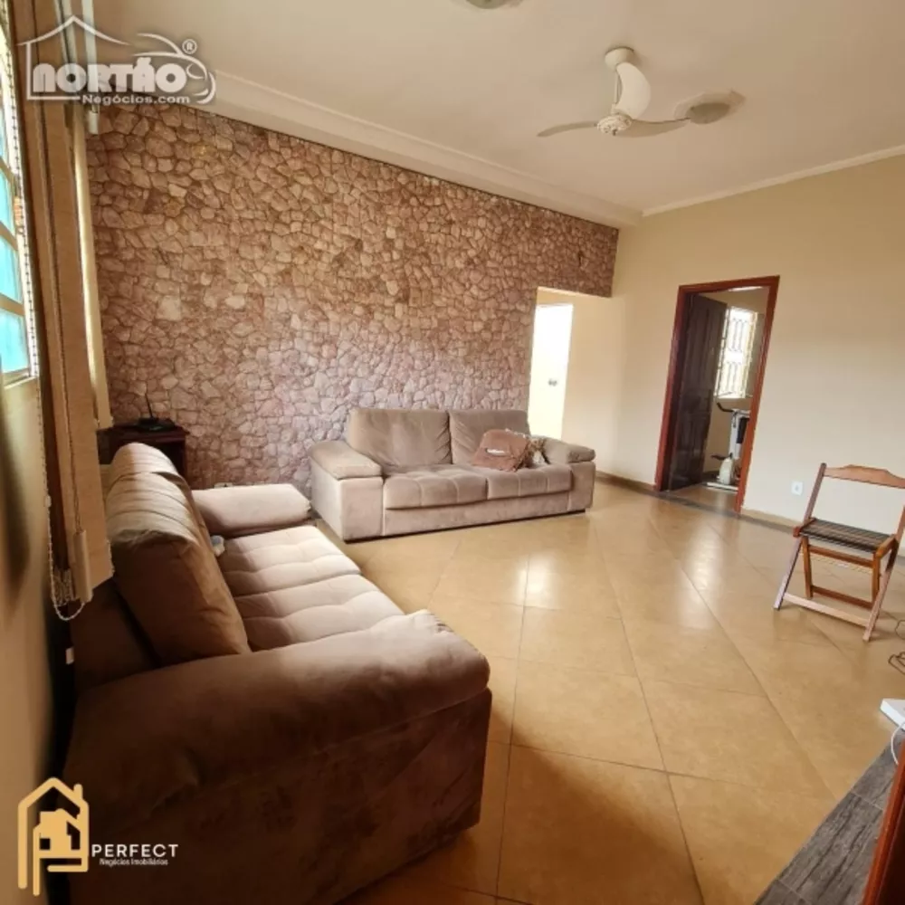 Casa à venda com 6 quartos, 250m² - Foto 2