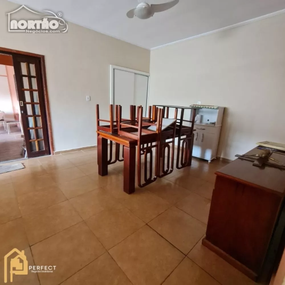 Casa à venda com 6 quartos, 250m² - Foto 4