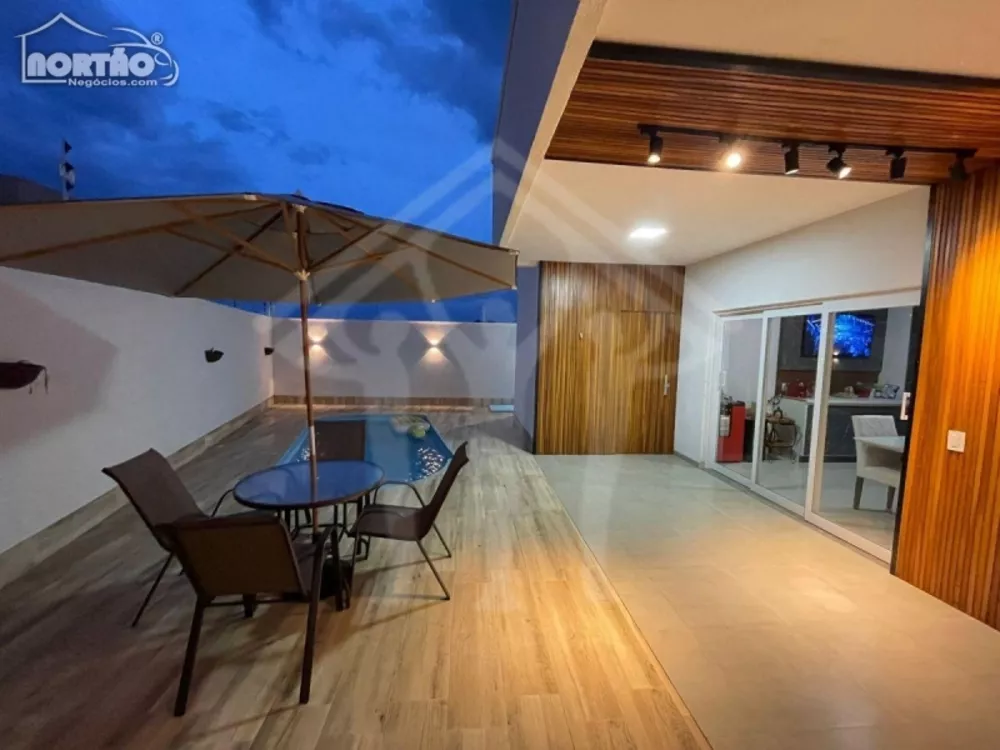 Casa à venda com 3 quartos, 169m² - Foto 1