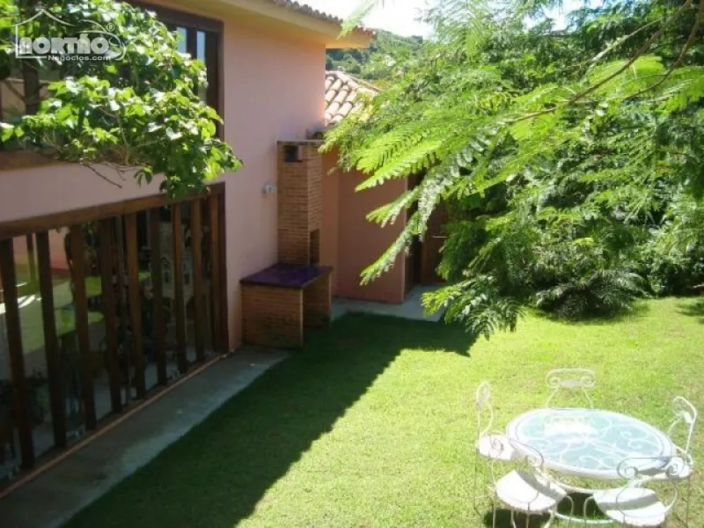 Casa à venda com 9 quartos, 220m² - Foto 2