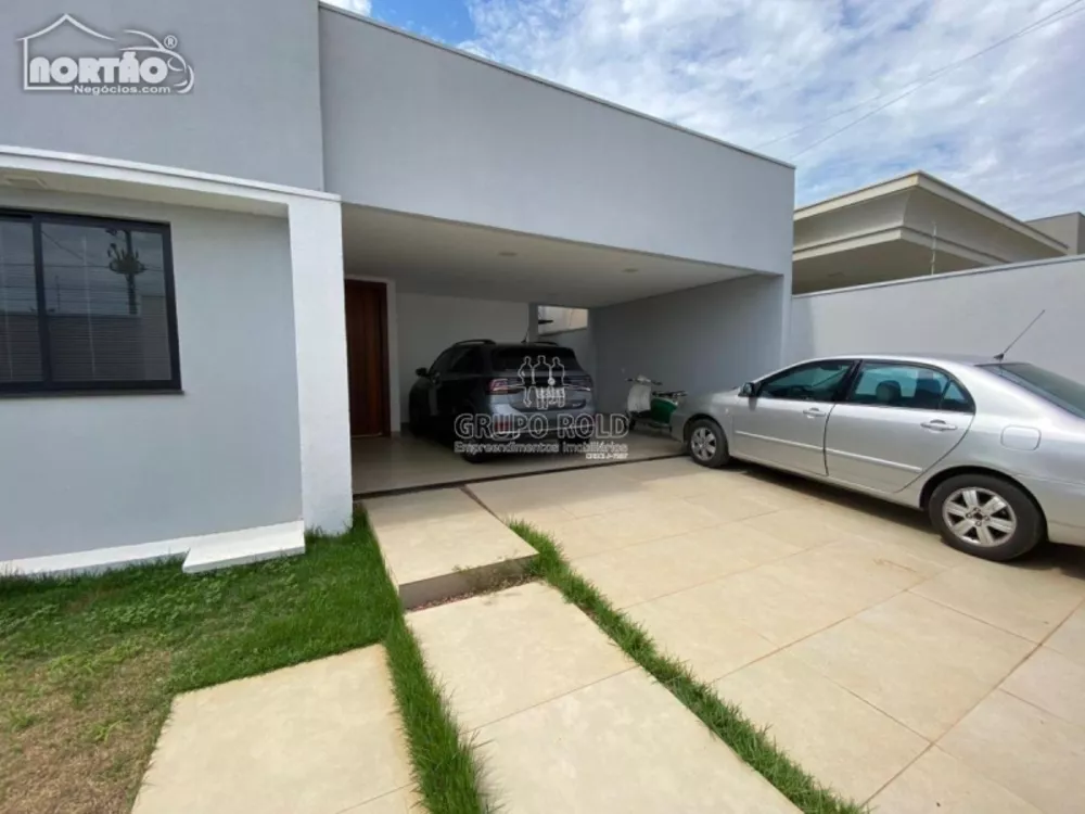 Casa à venda com 3 quartos, 136m² - Foto 1