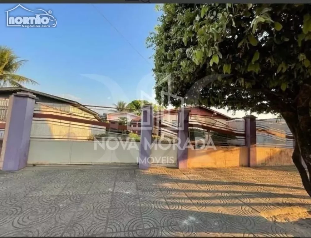 Casa à venda com 5 quartos, 240m² - Foto 1