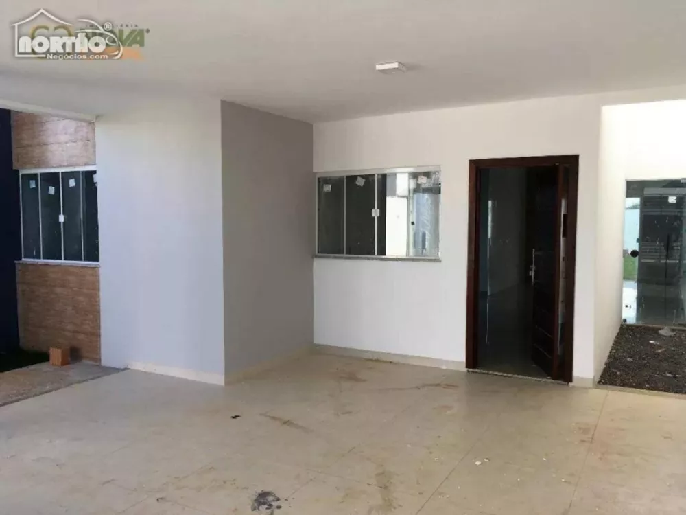 Casa à venda com 4 quartos, 117m² - Foto 1