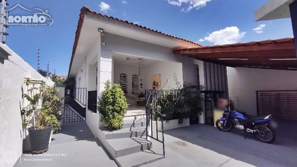 Casa à venda com 4 quartos, 200m² - Foto 1