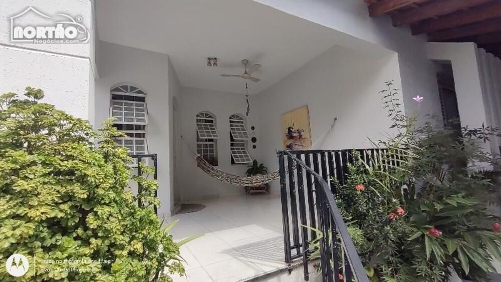 Casa à venda com 4 quartos, 200m² - Foto 2