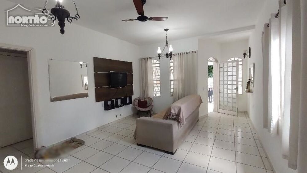 Casa à venda com 4 quartos, 200m² - Foto 3