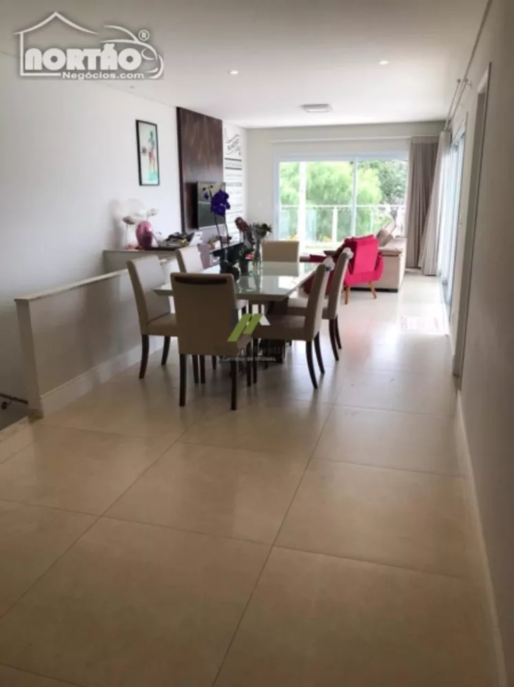 Casa à venda com 5 quartos, 220m² - Foto 2