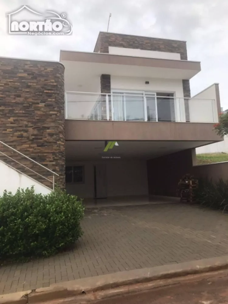 Casa à venda com 5 quartos, 220m² - Foto 1