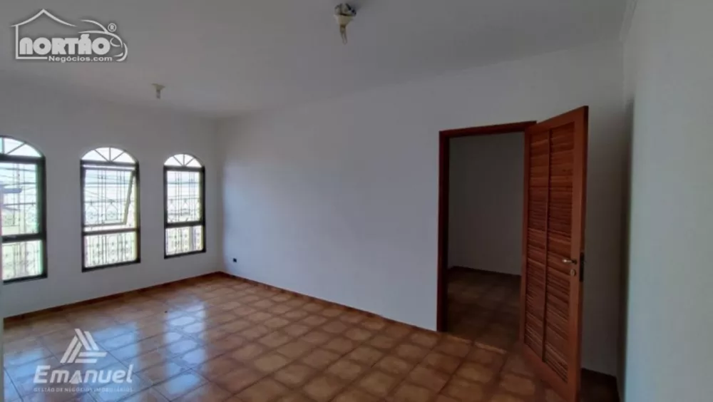 Casa à venda com 3 quartos, 240m² - Foto 3