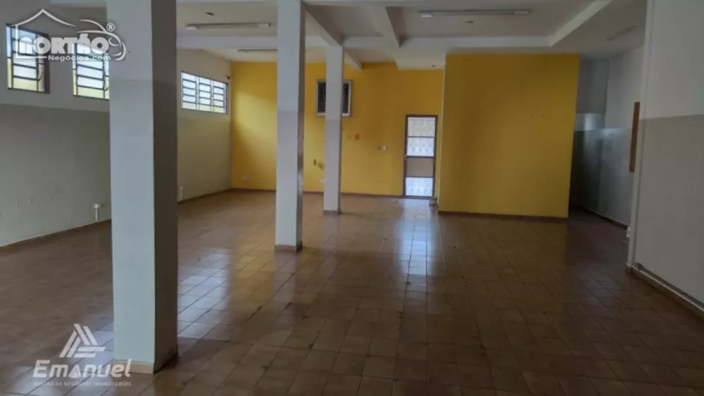 Casa à venda com 3 quartos, 240m² - Foto 2