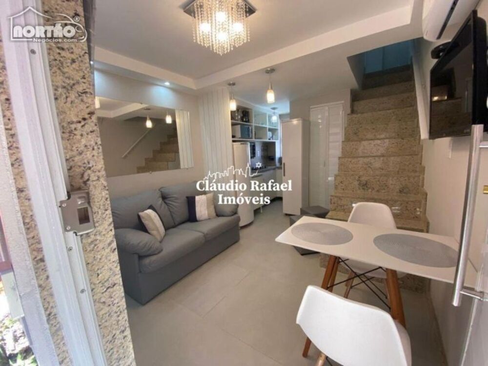 Casa à venda com 3 quartos, 64m² - Foto 1