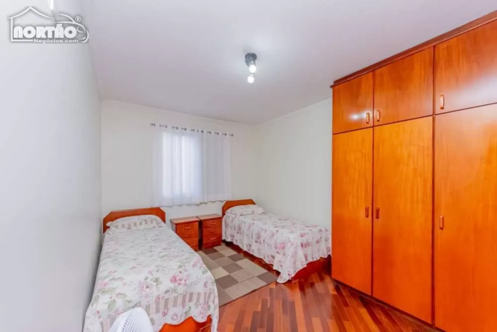 Casa à venda com 3 quartos, 202m² - Foto 2