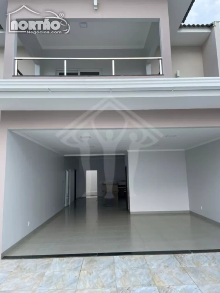 Casa à venda com 3 quartos, 247m² - Foto 2