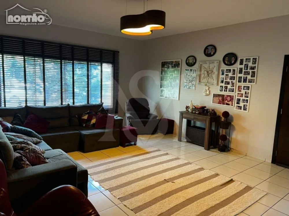 Casa à venda com 4 quartos, 384m² - Foto 2