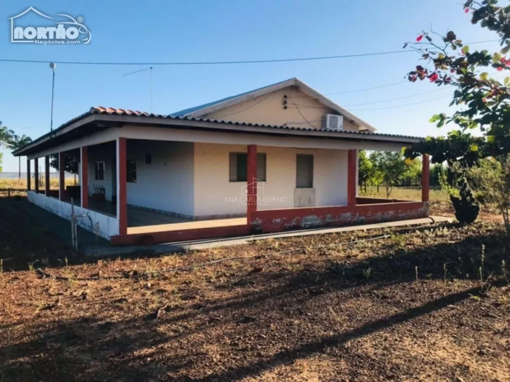 Casa à venda com 3 quartos, 4m² - Foto 1