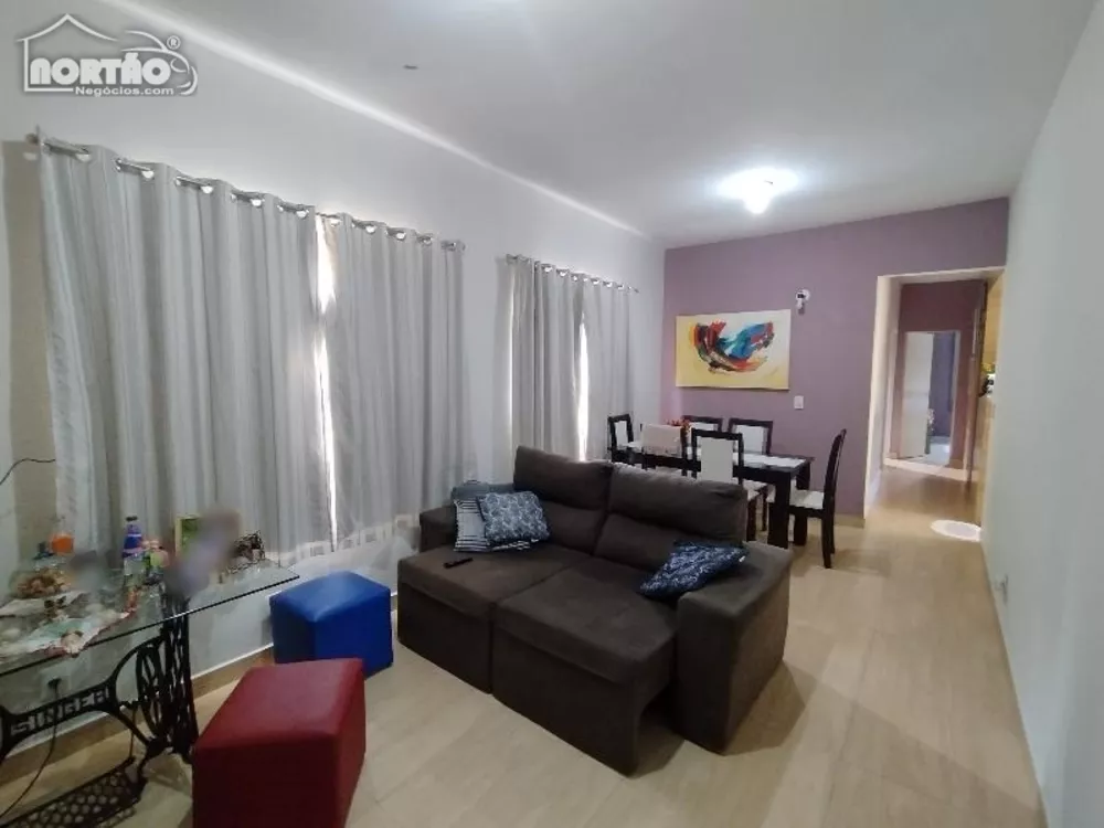 Casa à venda com 3 quartos, 84m² - Foto 1