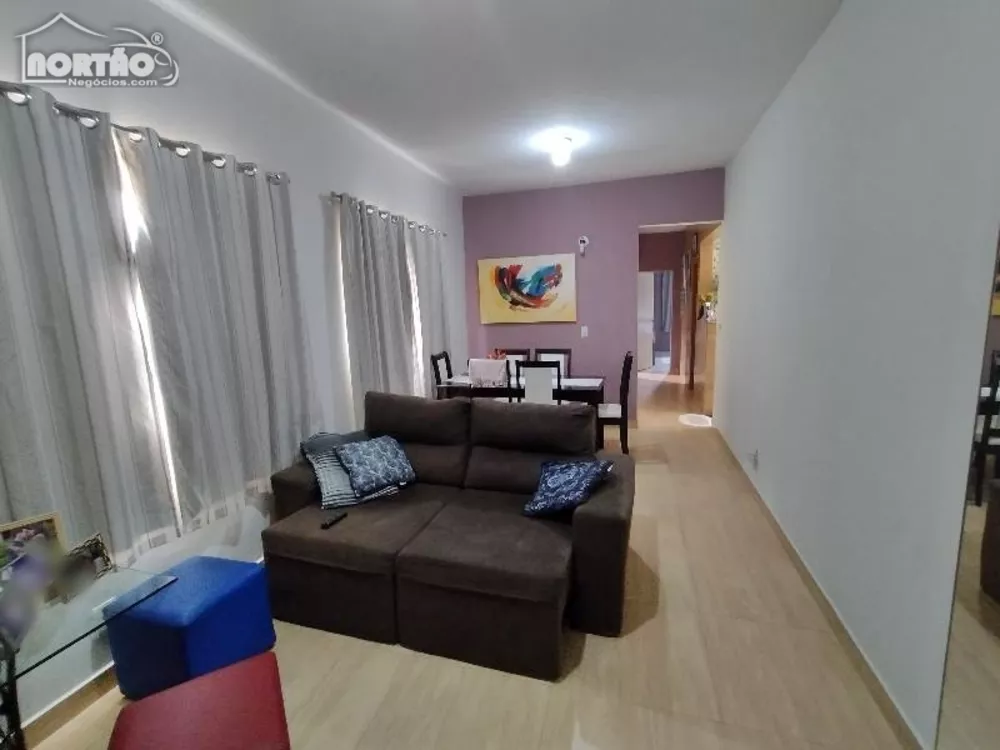 Casa à venda com 3 quartos, 84m² - Foto 2