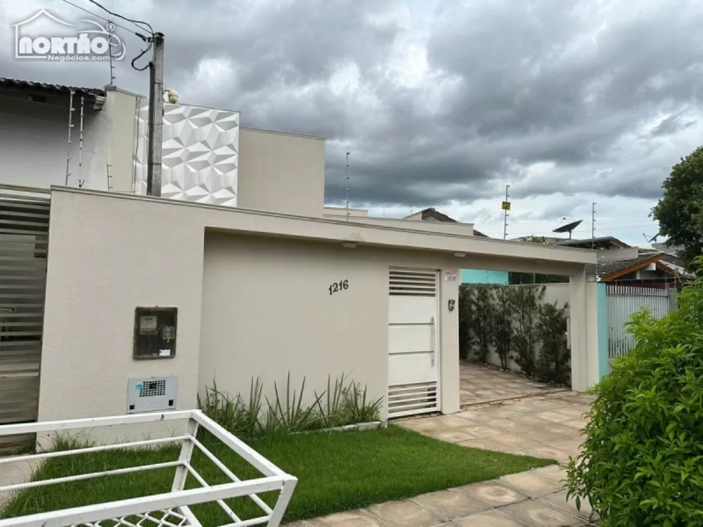 Casa à venda com 4 quartos, 232m² - Foto 1