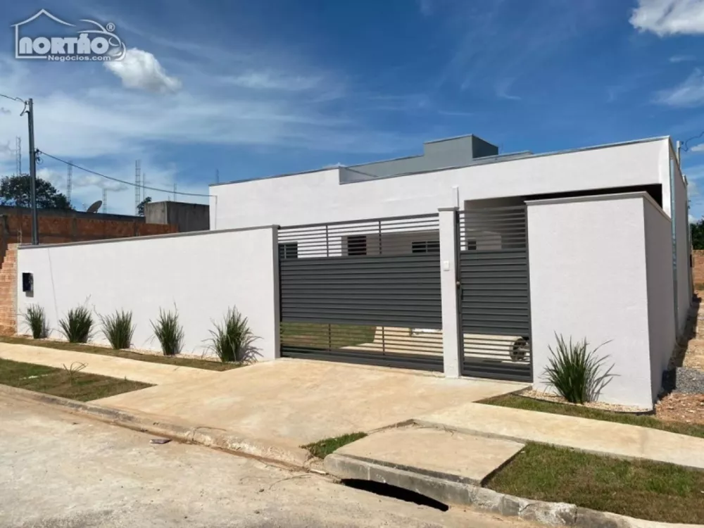 Casa à venda com 3 quartos, 205m² - Foto 1