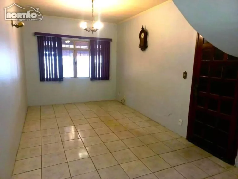 Casa à venda com 2 quartos, 140m² - Foto 1