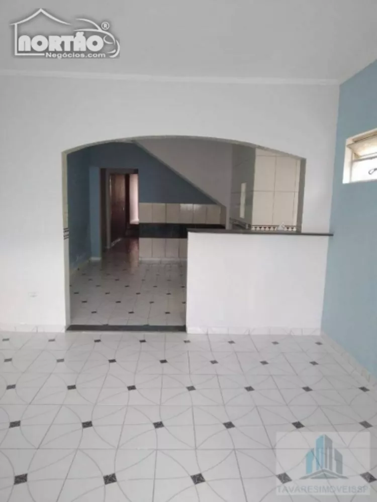 Casa à venda com 5 quartos, 210m² - Foto 2