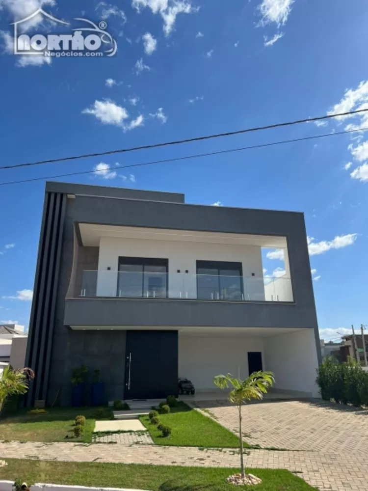 Casa à venda com 3 quartos, 351m² - Foto 1