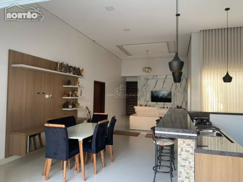 Casa à venda com 3 quartos, 200m² - Foto 2