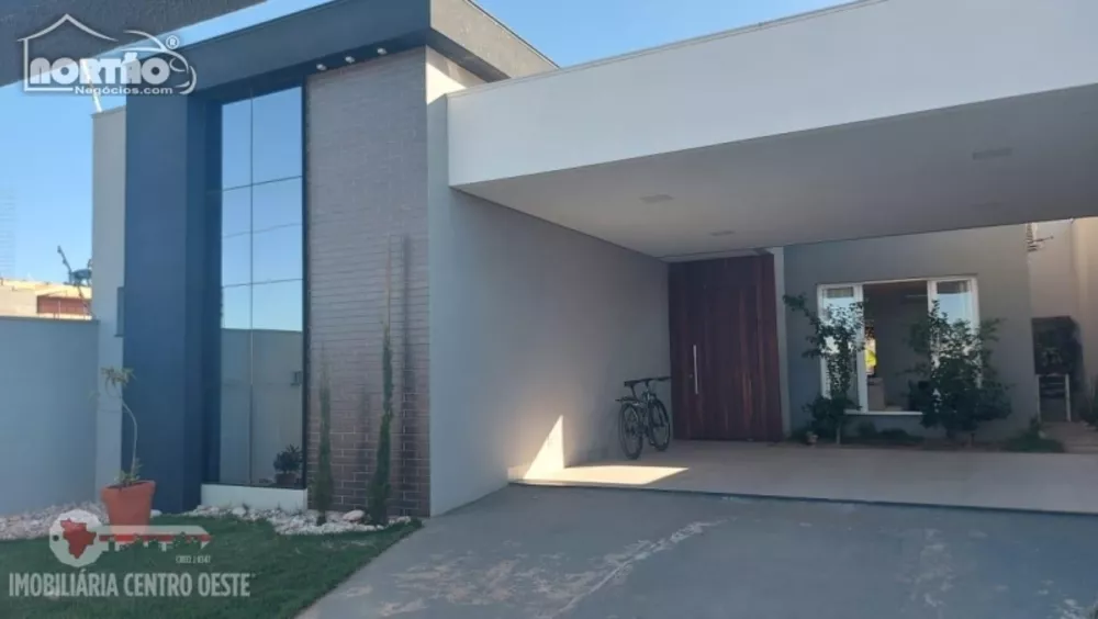 Casa à venda com 3 quartos, 232m² - Foto 1